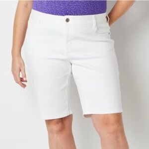 New Women's Liz Claiborne White Denim
Shorts Sz 8P.